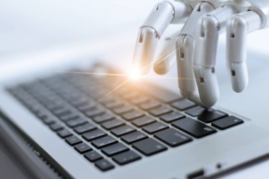 Robot parmak işareti çalışma Dizüstü Klavye düğmesine, Ai, yapay zeka, Robotik El ve dijital gri arka plan üzerinde. Fütüristik teknoloji kavramı.