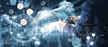 Yöneticisi teknisyeni endüstri mühendisi çalışma ve kontrol robotik sistem yazılım ve simge sanayi ağ bağlantısı tablet üzerinde izleme ile. AI, yapay zeka, Otomasyon robot kol makine mavi dijital arka plan üzerinde akıllı fabrikasında