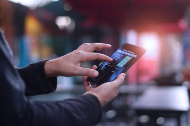Kafeteryada çevrimiçi bankacılık mobil smartphone kullanan adam