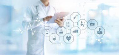 Tıp doktor ve hastane arka planda sanal ekran arabirimde simge tıbbi ağ bağlantısıyla tablet kullanarak stetoskop. Modern tıbbi teknoloji kavramı.