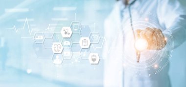 Tıp doktoru ve el simgesi tıbbi ağ bağlantısı modern sanal ekran arayüzü, tıbbi teknoloji ağ kavramı ile dokunmadan stetoskop