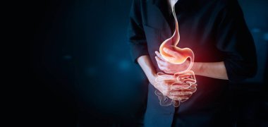 Mide dokunuyor, mide ağrısı, sindirim sistemi hastalığı stres iş itibaren sağlık sigortası bakım concep nedeninin çalışma sırasında acı acı çalışan adam