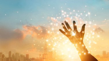 Simge müşteri el ile küresel ağ bağlantısı ve veri alışverişi şehir günbatımı arka plan üzerinde dünya çapında dokunmadan iş adamı. Ağ ve teknoloji kavramı 