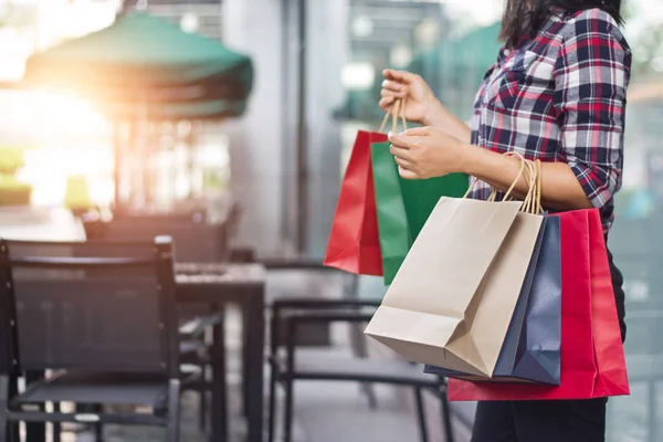 Woman Holding Shopping Bags While Standing Mall Background — Stock Photo, Image