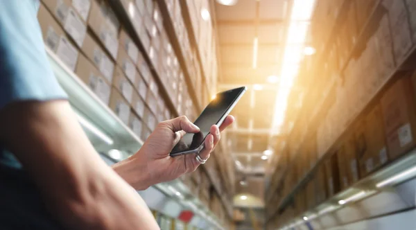 Fabrieksarbeider Met Behulp Van Toepassing Mobiele Smartphone Bedienen Van Automatisering — Stockfoto