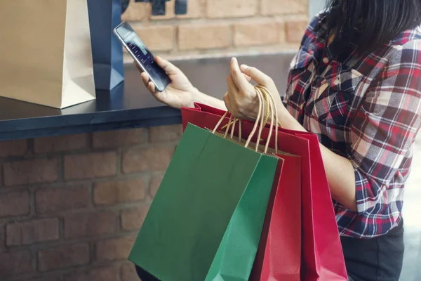 Mulher Com Sacos Compras Usando Smartphone Móvel Para Serviços Bancários — Fotografia de Stock