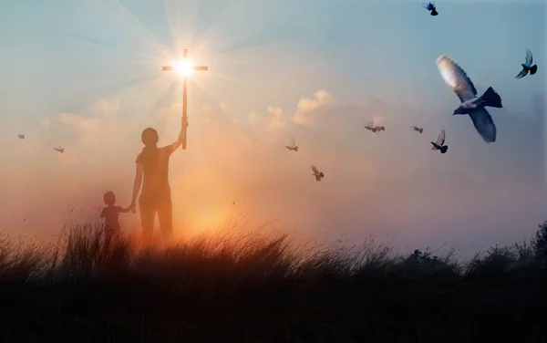 Silhouette Von Mutter Und Sohn Christliche Gebete Anheben Des Kreuzes — Stockfoto