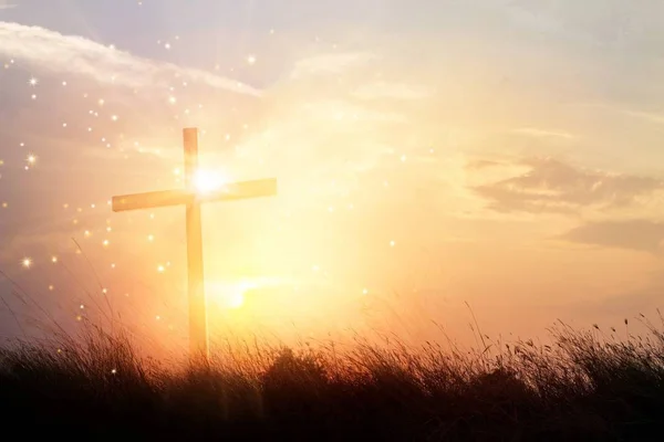 剪影基督徒十字架在草在日出背景以奇迹明亮的照明 宗教和崇拜概念 — 图库照片