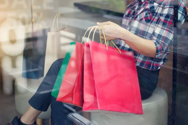 Donna Con Shoppingbags Mano Rilassante Nel Negozio Grandi Magazzini Angolo — Foto Stock