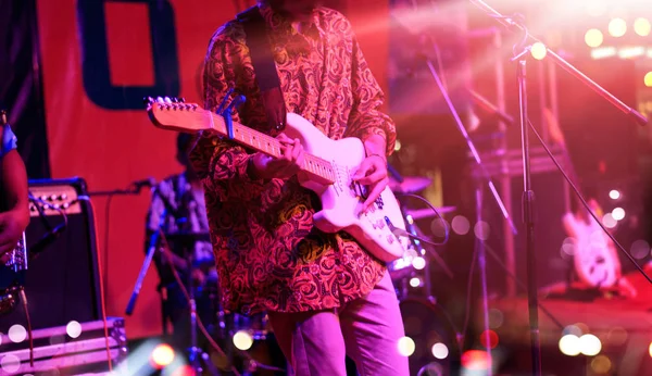 Blackground 조명으로 무대에서의 기타리스트 연주자 부드러운 — 스톡 사진