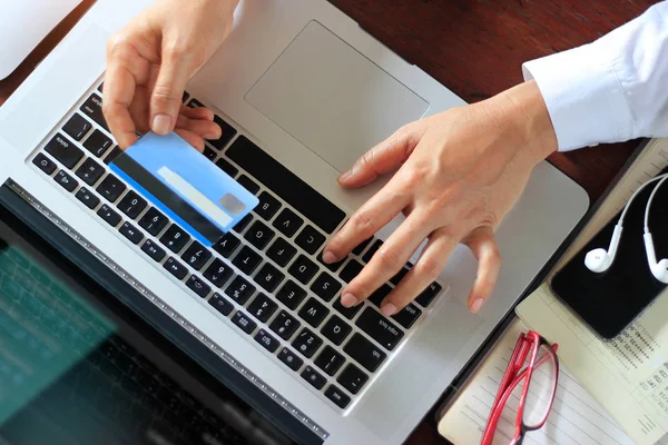 Mulher Negócios Usando Laptop Com Cartão Crédito Mão Pagamentos Online — Fotografia de Stock
