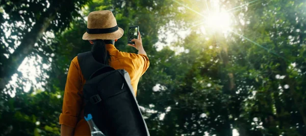 Traveler Woman Take Photo Smartphone Tropical Forest Enjoying Beautiful Nature — Stock Photo, Image