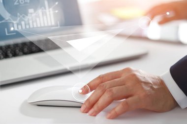 Dizüstü bilgisayar, tablet ve akıllı telefon çalışma iş adamı. Modern arayüz online ve ağ bağlantısı sanal ekran üzerinde. İş stratejisi ve yenilik teknoloji kavramı.