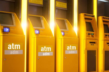 ATM automachine nakit ve Adm otomatik para çekme için finansal işlem için tüm para kasası. Bankacılık ve teknoloji.