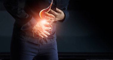 Kadın mide âdet dönemi, gastrik ülser, apandisit veya gastrointestinal sistem desease karın ağrısı nedenleri acı acı dokunmadan. Sağlık ve sağlık sigortası kavramı