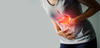 Kadın mide âdet dönemi, gastrik ülser, apandisit veya gastrointestinal sistem desease karın ağrısı nedenleri acı acı dokunmadan. Sağlık ve sağlık sigortası kavramı