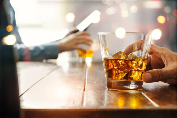 Primer Plano Dos Hombres Con Whisky Bebida Alcohólica Mostrador Bar — Foto de Stock