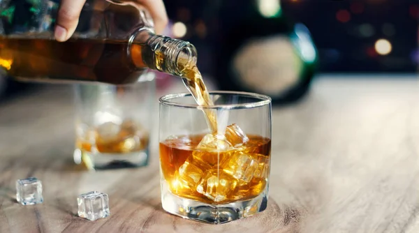 Hombre Vertiendo Whisky Vasos Bebida Whisky Bebida Alcohólica Con Amigos — Foto de Stock