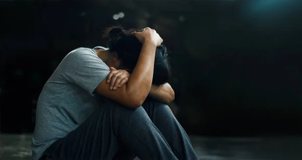 Ptsd Psykisk Hälsa Koncept Post Traumatiskt Stressyndrom Deprimerad Kvinnan Sitter — Stockfoto