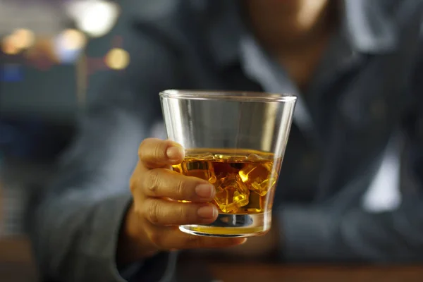 Los Hombres Cerca Celebración Whisky Beben Bebidas Alcohólicas Mostrador Del — Foto de Stock