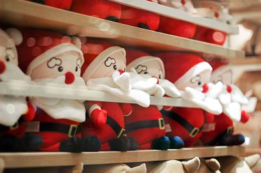 Sevimli Noel baba bebek Oda arka plan grubunda. Mutlu Noeller ve mutlu yeni yıl. 
