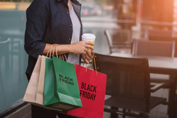 Black Friday Women Coffee Cup Hand Holding Shopping Bags While — Stock Photo, Image