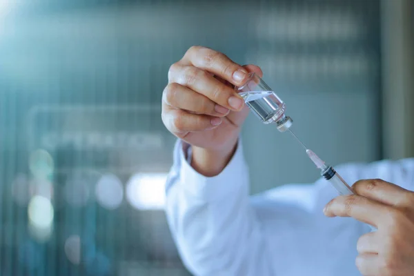 Лікар Медицини Вакцина Проти Грипу Знімають Медичний Шприц Лабораторних Мікробіологічних — стокове фото