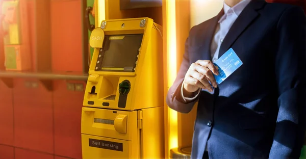 Biznesmen Kartą Ręku Atm Dla Wypłaty Gotówki Atm Przy Użyciu — Zdjęcie stockowe