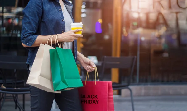 Black Friday Women Coffee Cup Hand Holding Shopping Bag While — Stock Photo, Image