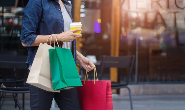Women Coffee Cup Hand Holding Shopping Bag While Walking Shopping — Stock Photo, Image