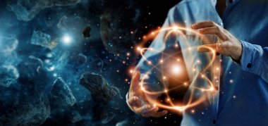 Soyut bilim, atomik parçacık, nükleer enerji görüntü ve ağ bağlantısı göktaşları uzay gezegenler arka planda tutan eller.