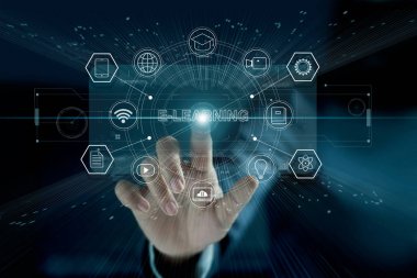 E-öğrenme kavramı. Dokunmadan futuristik simge E-öğrenme ile modern bir sanal arayüz iş adamı. Teknoloji ve ağ bağlantısı. Online eğitim, e-öğrenme iş.