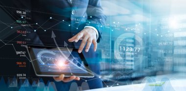 Satış verileri ve ekonomik büyüme grafik grafik analiz tablet kullanarak iş adamı. İş stratejisi. Soyut simgesi. Borsa. Dijital pazarlama.