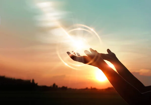 Kobieta Ręce Modląc Się Medytuje Tle Zachodu Słońca — Zdjęcie stockowe