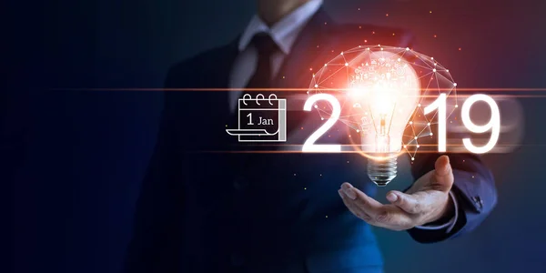 Zakelijke Nieuwjaar 2019 Zakenman Lampje Met Pictogram Marketing Hersenen Bedrijfsstructuur — Stockfoto