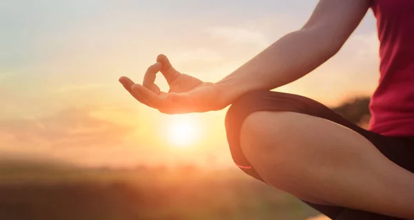 Mujer Practicando Yoga Meditando Junto Lago Verano Atardecer —  Fotos de Stock