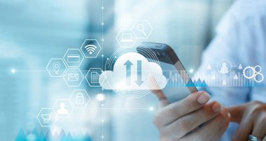 Akıllı telefon kullanan ve bulut bilgi işlem sunucusuna bağlanan işadamı