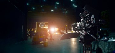 Film ve Tv reklam yapma perde arkasında. Film ve video prodüksiyonu kamerası. Film Ekibi. B-roll ve stüdyoda mürettebat ekibi ve karanlık arka plan üzerinde ayarlayın