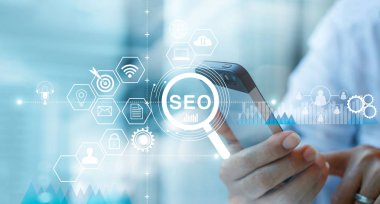 Seo Arama Motoru Optimizasyonu Pazarlama kavramı. Sesli Arama. İşadamı mobil akıllı telefon kullanıyor ve ağ bağlantısında arama yapıyor. Dijital online pazarlama. İş teknolojisi.