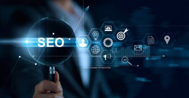 Seo Arama Motoru Optimizasyonu Pazarlama kavramı. Elinde büyüteç ile işadamı web sitesi ve ağ üzerinde arama. Dijital online pazarlama. İş Teknolojisi.