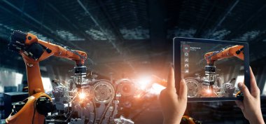 Artırılmış gerçeklik endüstrisi konsepti. El ele dijital tablet kullanımı Ar uygulaması. 