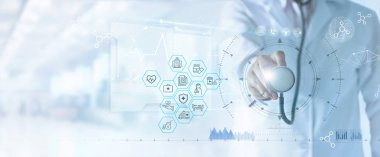 Sağlık Sigortası kavramı. Tıp doktoru ve elinde stetoskop sanal ekran arayüzü üzerinde sağlık sigortası ile ilgili simge dokunmadan. Modern Sağlık sigortası ve tıbbi teknoloji ağı. 