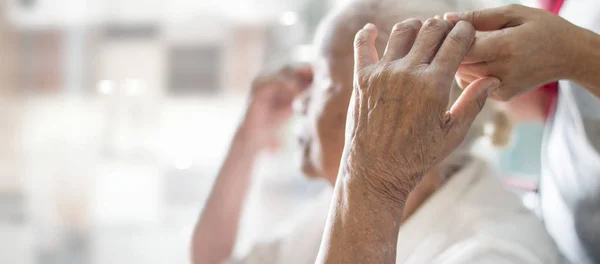 Una figlia prendersi cura di sua madre ha il morbo di Alzheimer . — Foto Stock