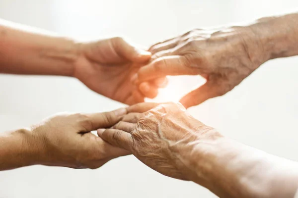 Fermez les mains d'aide pour les soins à domicile aux personnes âgées. Mère et da — Photo