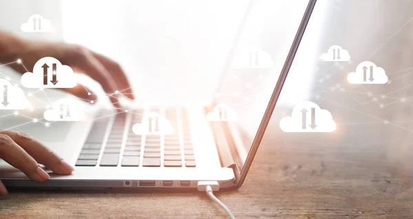 Concepto de computación en la nube, hombre de negocios que utiliza el ordenador portátil con nubes blancas conexión de red y el intercambio de datos, cadena de bloques, almacenamiento en línea y la comunicación a Internet — Foto de Stock