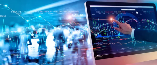 En affärsman röra börsdiagram för att kontrollera och analysera marknadsdata lager, marknads utbyte, diagram tillväxt på gränssnittet virtuell skärm och affärsgrupp på bakgrunden — Stockfoto