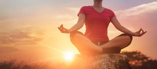 Žena jóga cvičení a meditace u parku a venkovní v létě — Stock fotografie