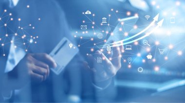 Simge ve ağ ile online ödeme için kredi kartı ve akıllı telefon kullanan işadamı