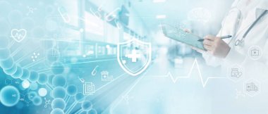 Tıp doktoru tablete elektronik tıbbi kayıt yazıyor. Hologram modern sanal ekran arayüzü, sağlık sigortası Dna.Digital sağlık ve ağ bağlantısı