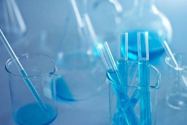 Laboratuvar araştırmaları tıbbi ve bilimsel kimyasal cam şişeleri